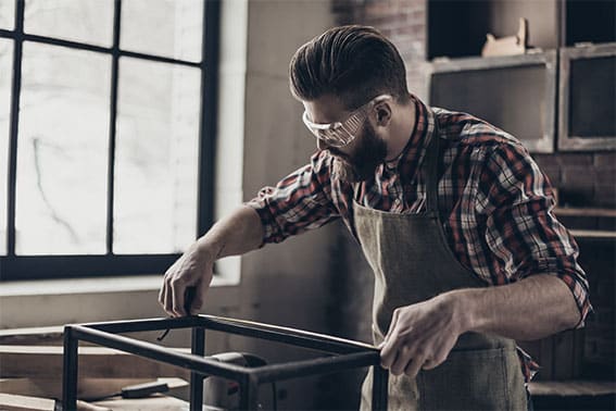 Schreiner mit Sicherheitskleidung bei der Arbeit